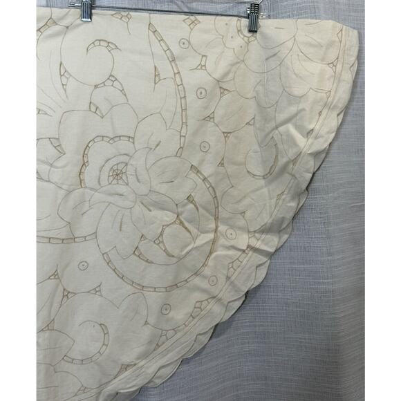 Vintage Beige Embroidered Floral Pattern Lined Christmas Tree Skirt Scallop Edge - Picture 4 of 6